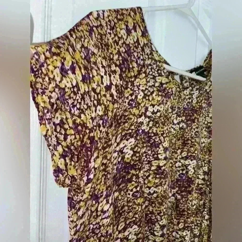 💚  3/$15 Lightweight Floral Short Sleeved Blouse - Picture 2 of 6